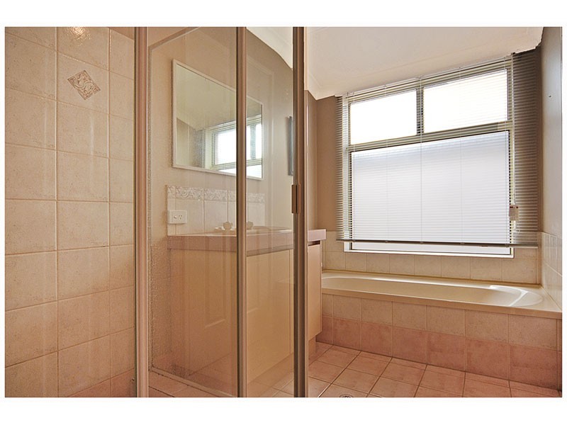 20 Golf links Drive, Carramar WA 6031