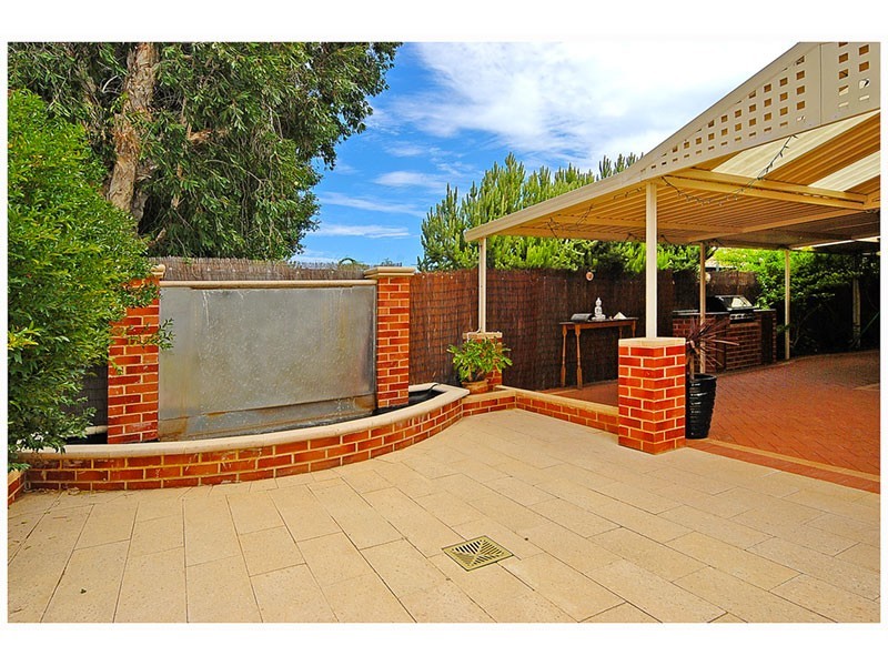 20 Golf links Drive, Carramar WA 6031