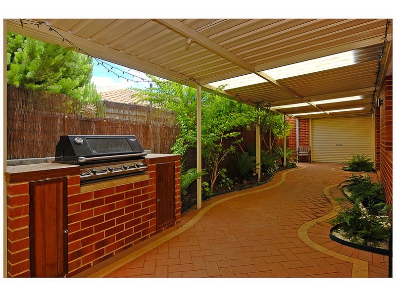 20 Golf links Drive, Carramar WA 6031