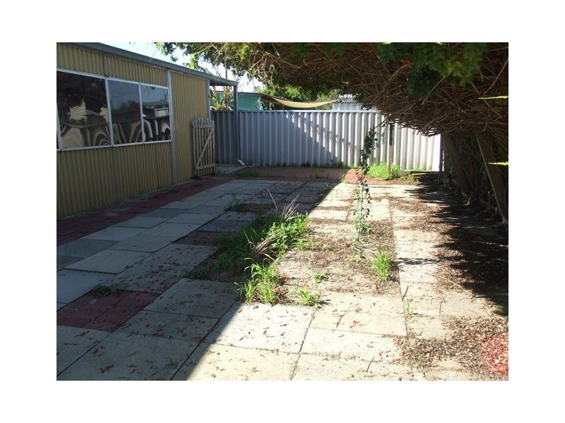 8b Golders  Way, Girrawheen WA 6064