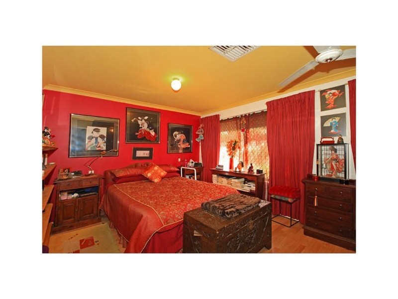 8 Amberton, Girrawheen WA 6064