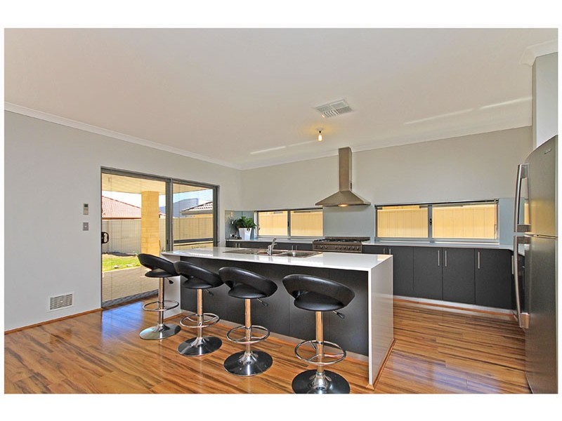 5 Collanda Cct, Carramar WA 6031