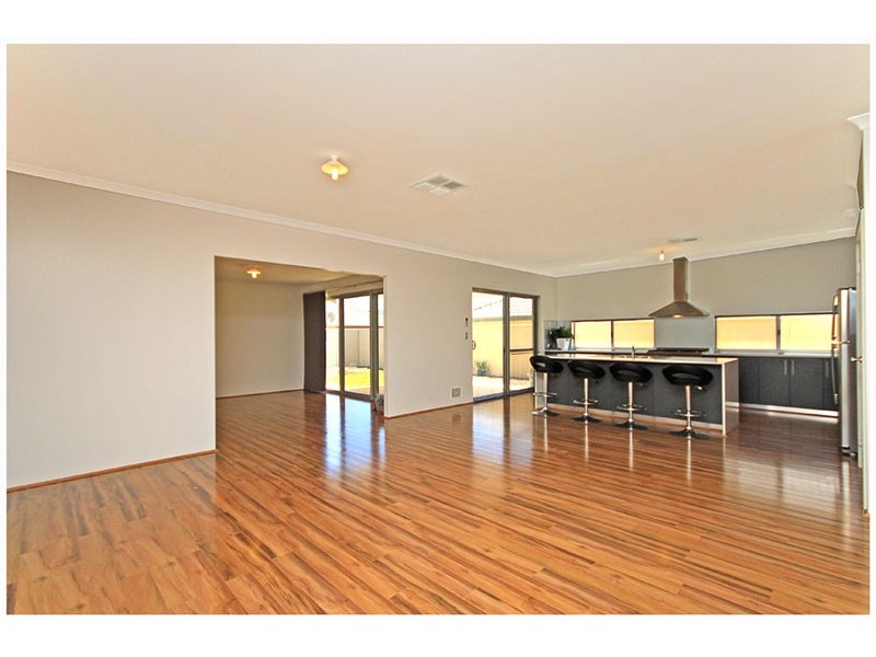 5 Collanda Cct, Carramar WA 6031