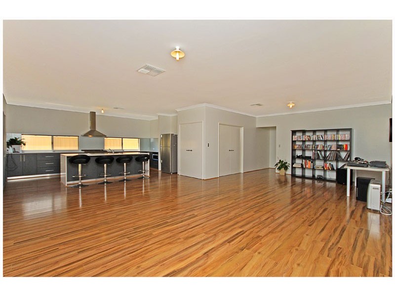 5 Collanda Cct, Carramar WA 6031