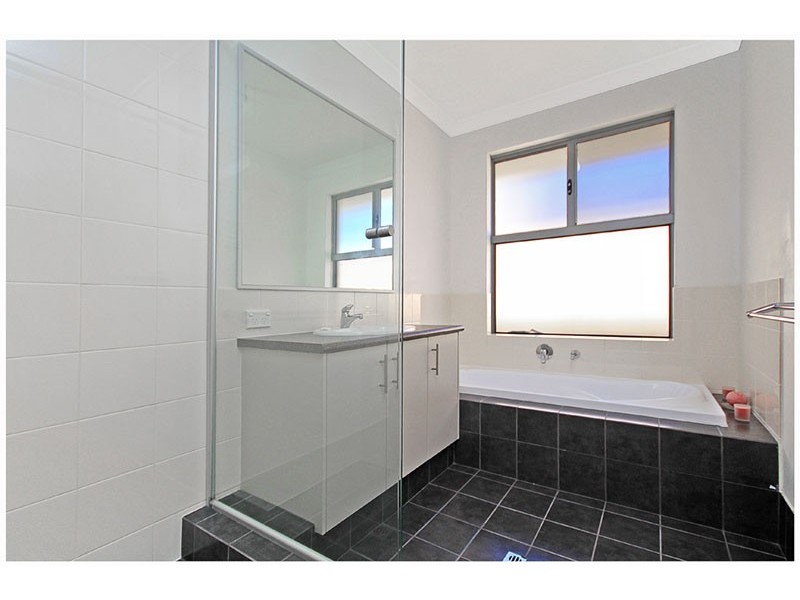 5 Collanda Cct, Carramar WA 6031
