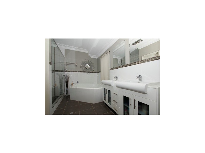 6 Litchfield Cres, Carramar WA 6031