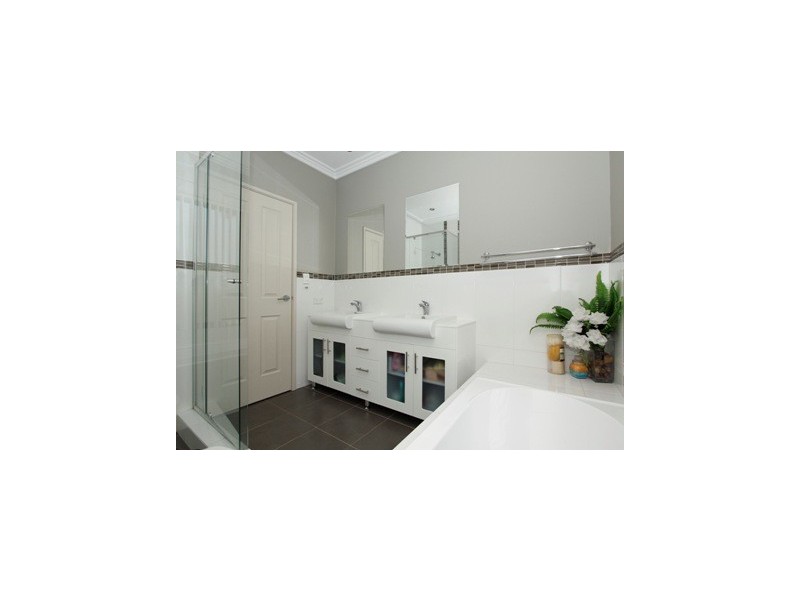 6 Litchfield Cres, Carramar WA 6031