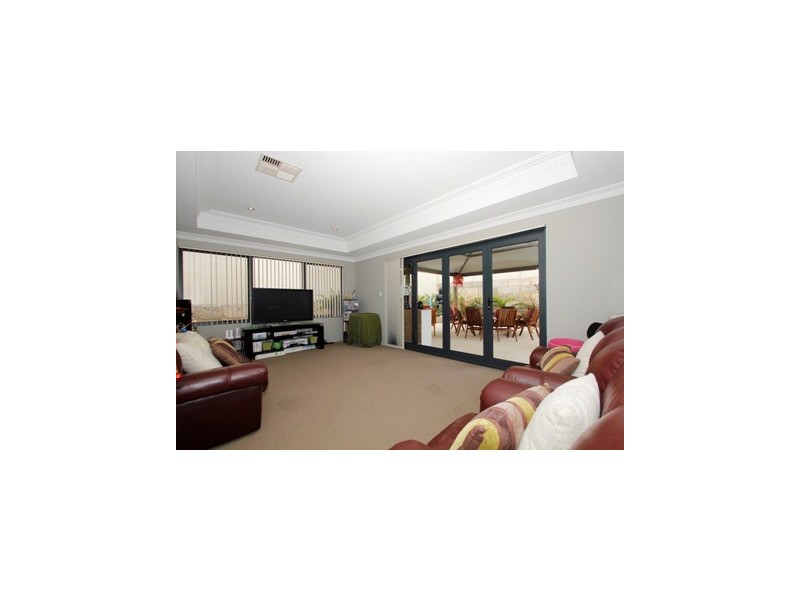 6 Litchfield Cres, Carramar WA 6031