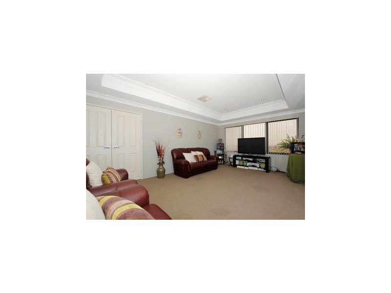 6 Litchfield Cres, Carramar WA 6031