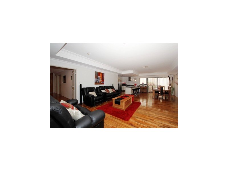 6 Litchfield Cres, Carramar WA 6031