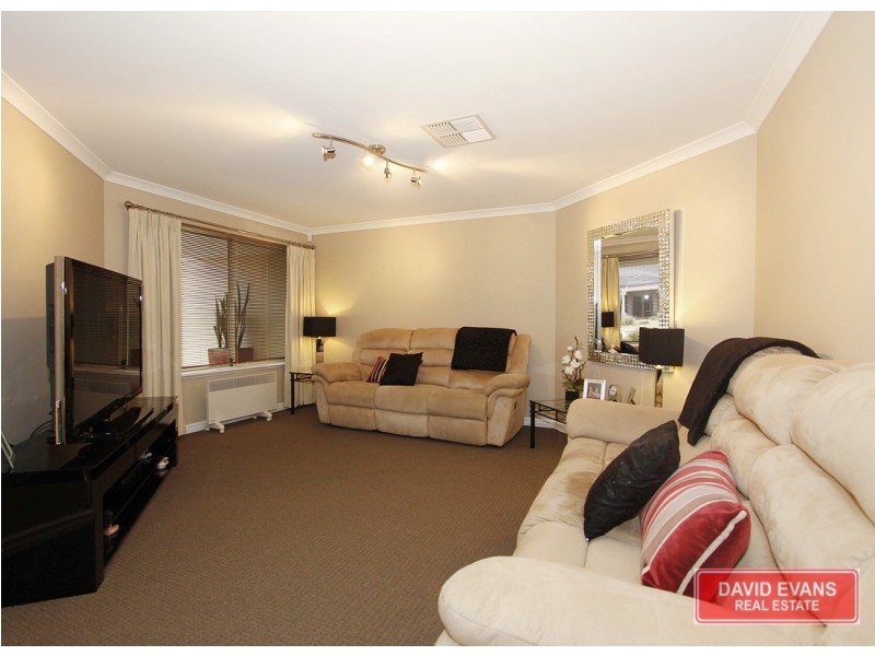 11 Lauderdale Ramble, Carramar WA 6031