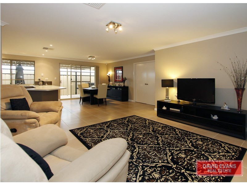 11 Lauderdale Ramble, Carramar WA 6031