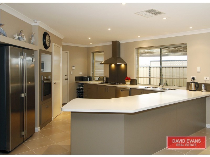 11 Lauderdale Ramble, Carramar WA 6031