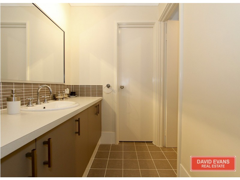 11 Lauderdale Ramble, Carramar WA 6031