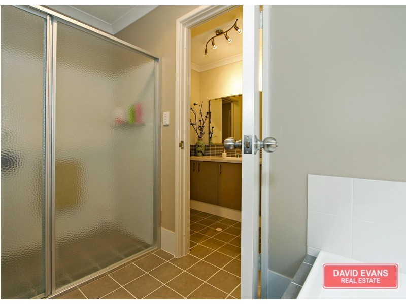 11 Lauderdale Ramble, Carramar WA 6031