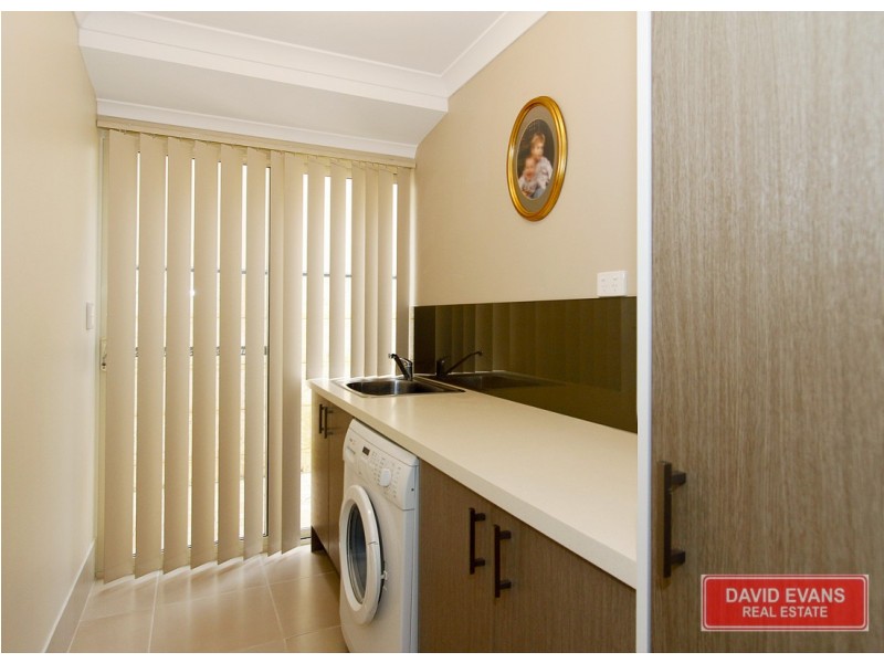 11 Lauderdale Ramble, Carramar WA 6031