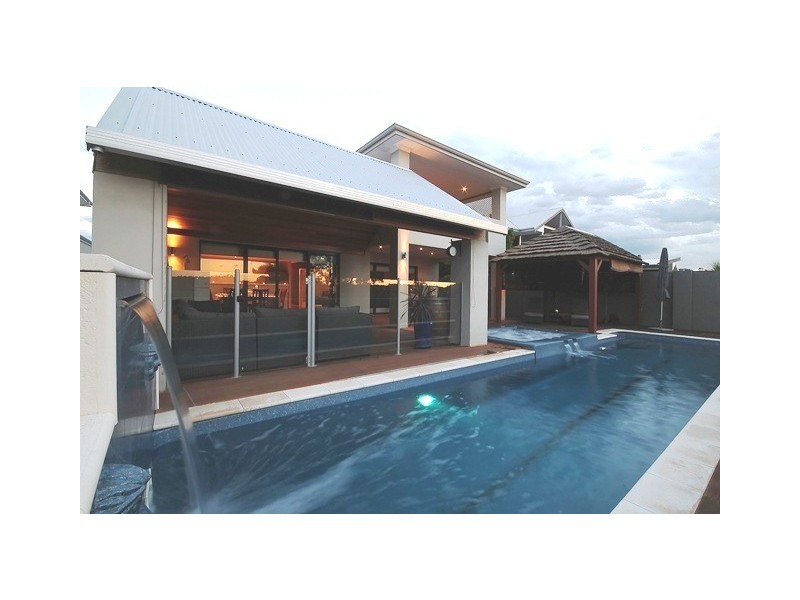 10 Tyne Cr, Wanneroo WA 6065