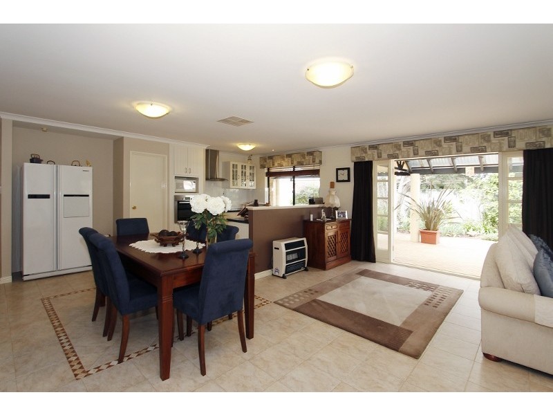 44 Golf Links Drive, Carramar WA 6031