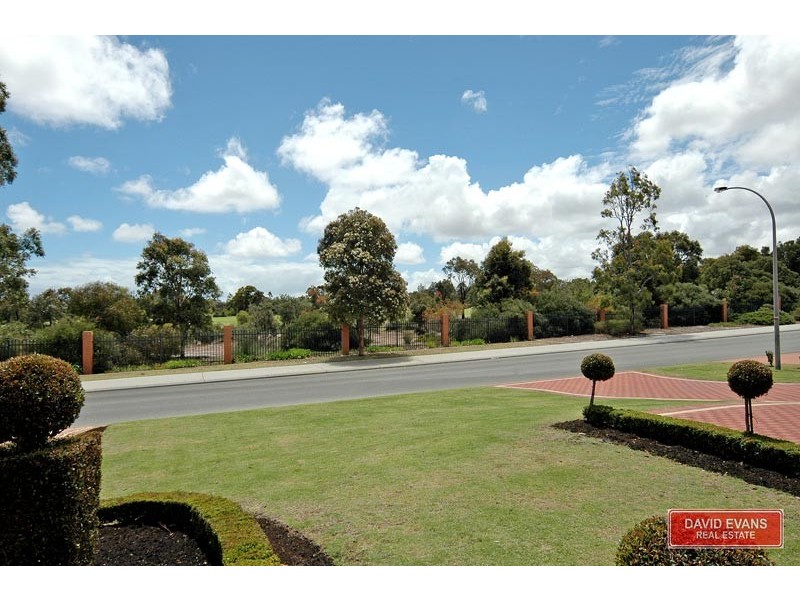90 Golf Links Drive, Carramar WA 6031