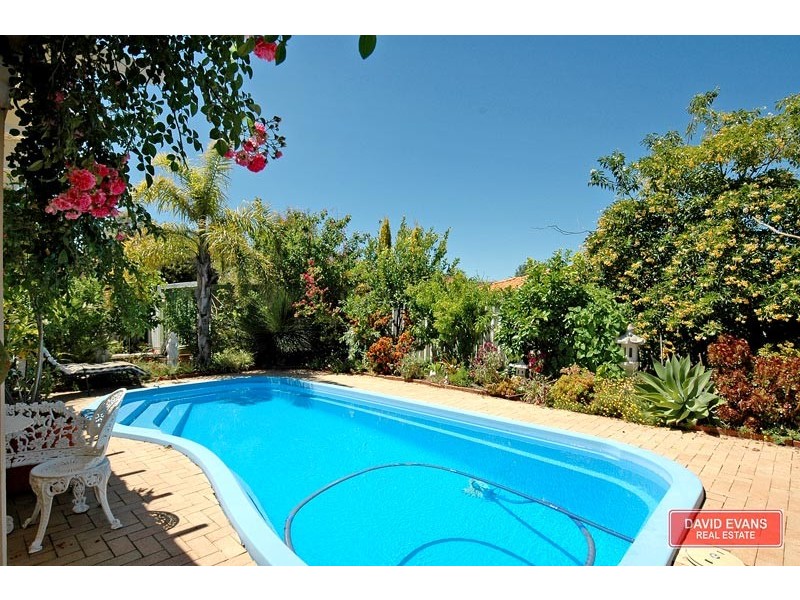 42 Golf Links Drive, Carramar WA 6031