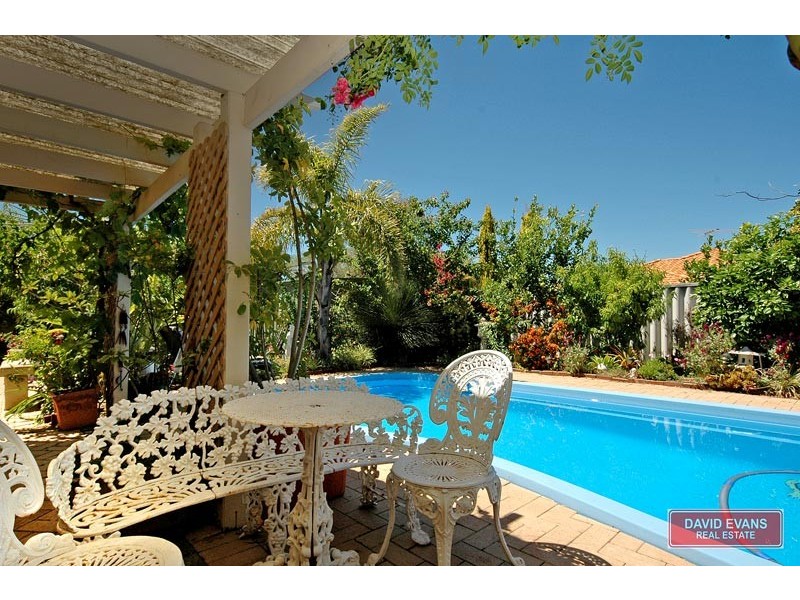 42 Golf Links Drive, Carramar WA 6031