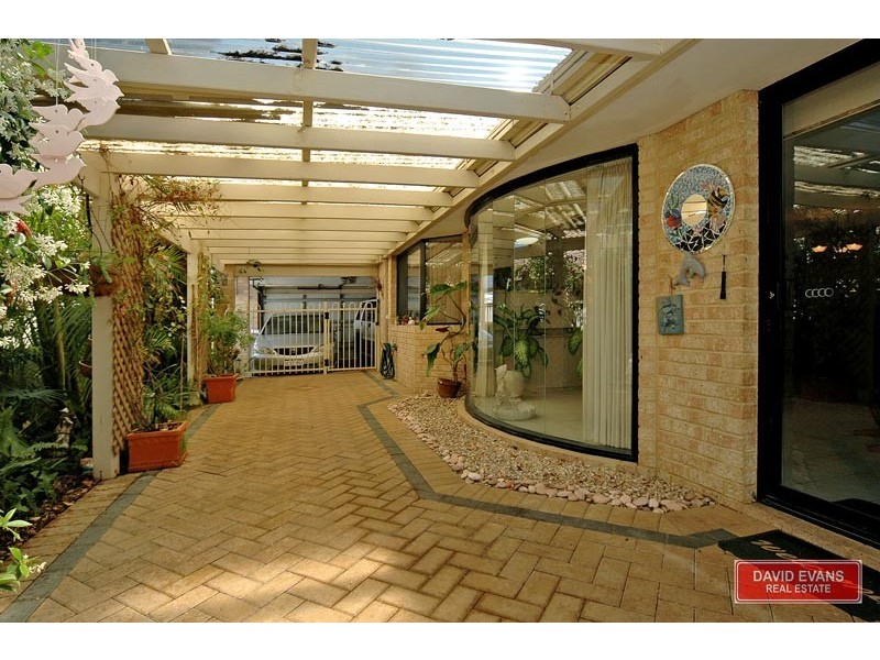 42 Golf Links Drive, Carramar WA 6031