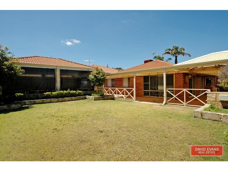 15 Glenfine Way, Carramar WA 6031