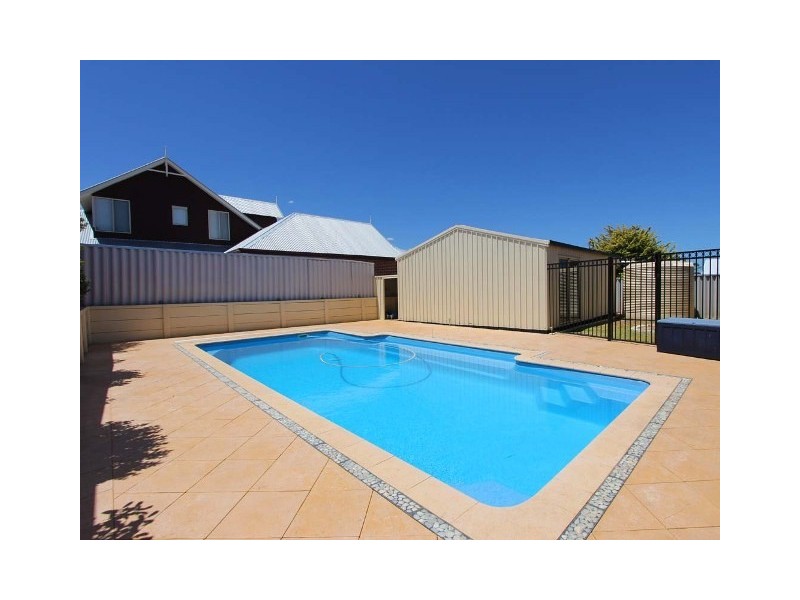 8 Danja Rise, Hocking WA 6065