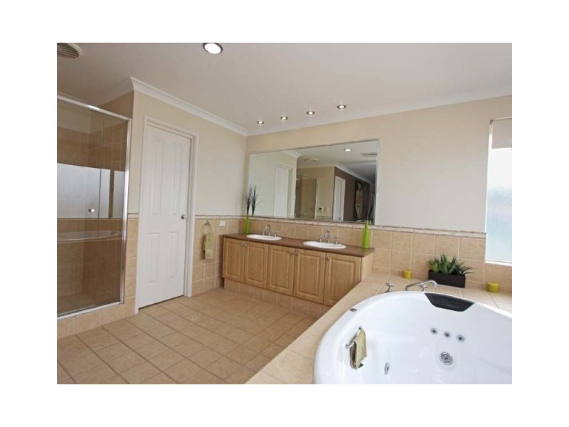 11 Narrien Loop, Hocking WA 6065