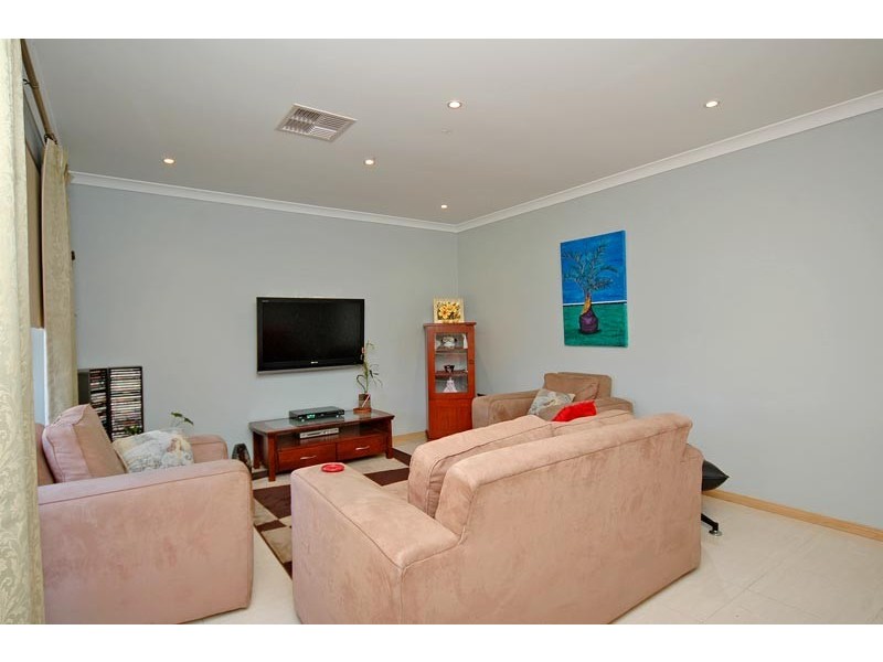 39 Shiralee Bend, Carramar WA 6031