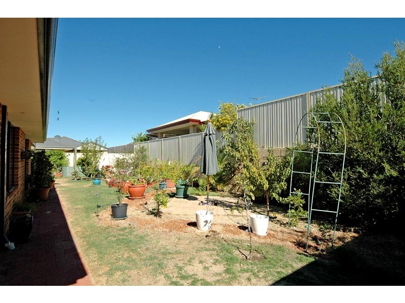 39 Shiralee Bend, Carramar WA 6031