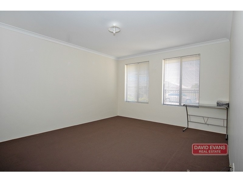 21 Lauderdale Ramble, Carramar WA 6031