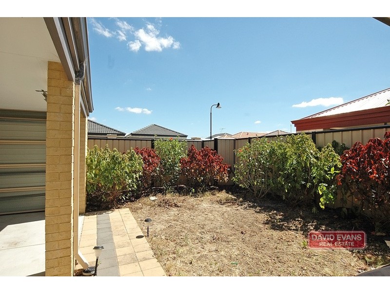 21 Lauderdale Ramble, Carramar WA 6031