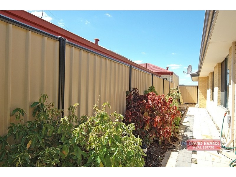 21 Lauderdale Ramble, Carramar WA 6031