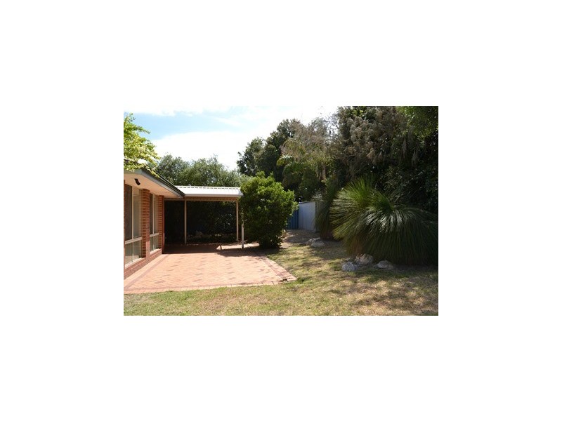 16 Golf Links Drive, Carramar WA 6031