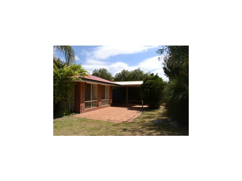 16 Golf Links Drive, Carramar WA 6031