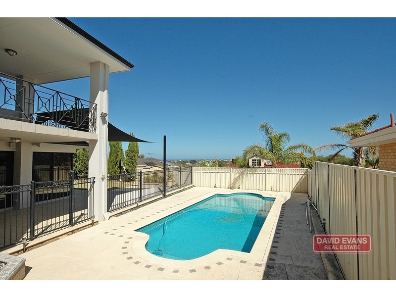 8 Raffles Court, Currambine WA 6028
