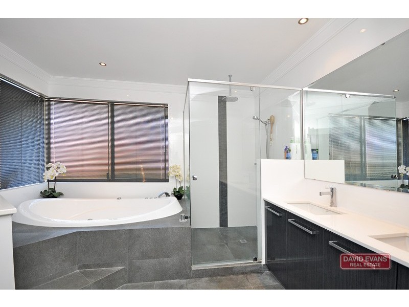 18 Hopewell Pass, Carramar WA 6031