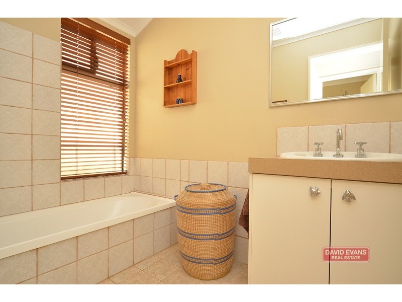 43 Chartwell Bend, Hocking WA 6065