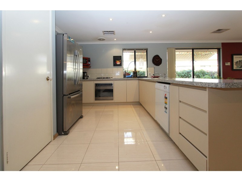 39 Shiralee Bend, Carramar WA 6031