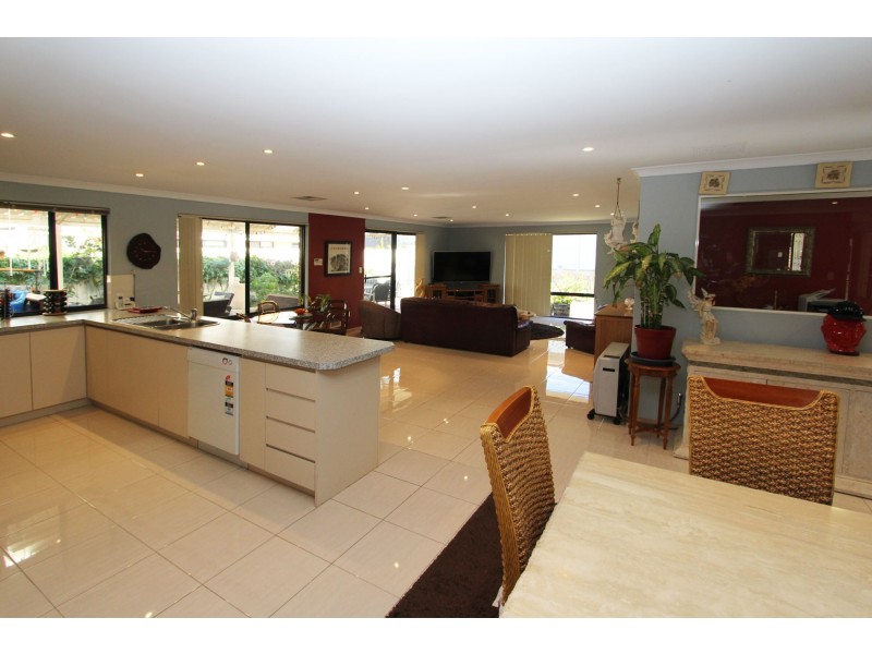 39 Shiralee Bend, Carramar WA 6031