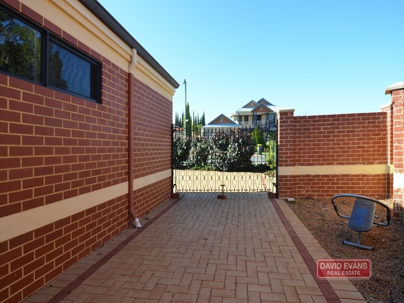 4 Roslin Road, Wanneroo WA 6065