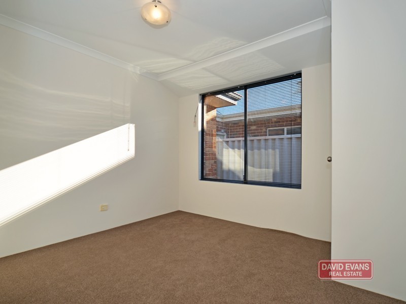 15 Lyndavale Loop, Carramar WA 6031