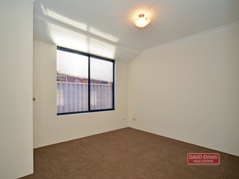 15 Lyndavale Loop, Carramar WA 6031