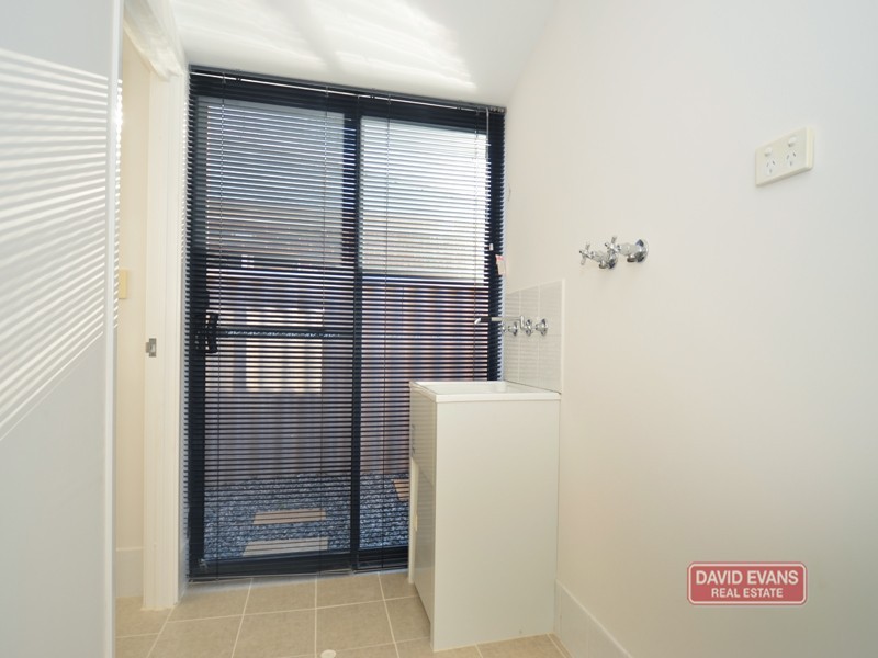 15 Lyndavale Loop, Carramar WA 6031