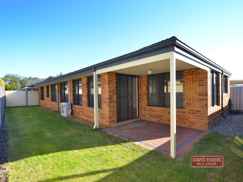 15 Lyndavale Loop, Carramar WA 6031