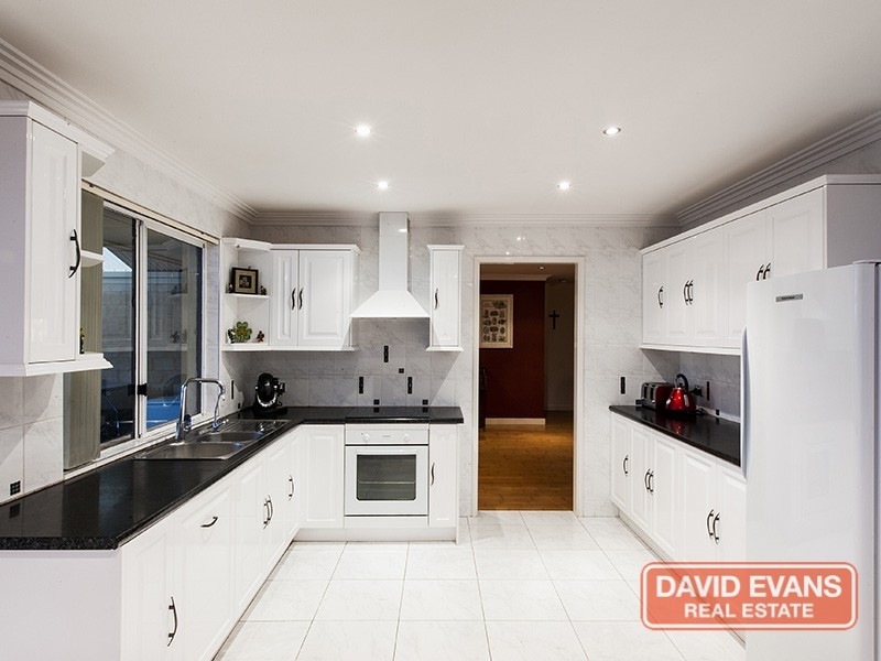 21 Lee-Steere Dr, Mariginiup WA 6078