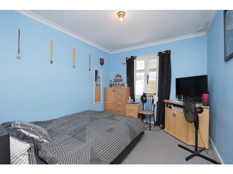 4 Leigh Place, Girrawheen WA 6064