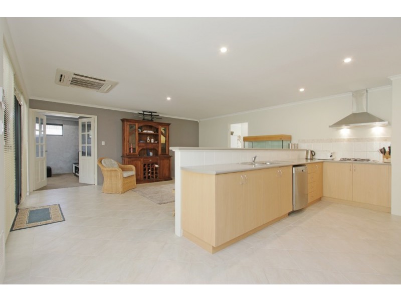 11 Kansas Lane, Hocking WA 6065