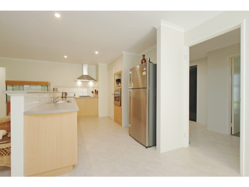 11 Kansas Lane, Hocking WA 6065